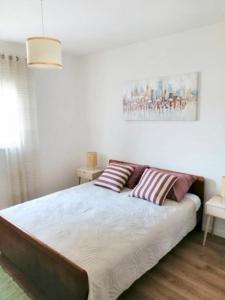 1 dormitorio con 1 cama con 2 almohadas en Holiday home Dragi - right next to the beach en Žirje