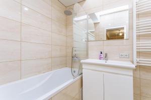 O baie la Apartament confortabil în centrul orașului!