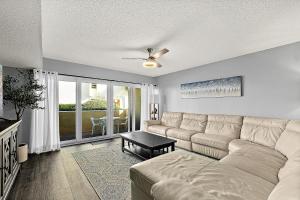 uma sala de estar com um sofá e uma mesa em Pier Point South 37 em St. Augustine