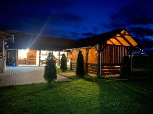ein Haus mit einem beleuchteten Dach in der Nacht in der Unterkunft Absolut Residence Hateg in Haţeg