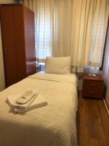 伊斯坦堡的住宿－Hotel Antique，一间酒店客房,配有一张带毛巾的床