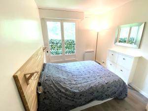 1 dormitorio con 1 cama y 2 ventanas en T2 proche château de Versailles 15min, en Le Port-Marly