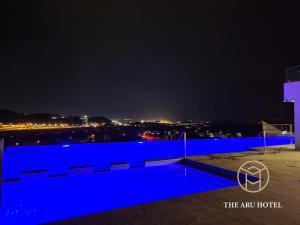 Bazén v ubytování The Aru Hotel at Aru Suites nebo v jeho okolí