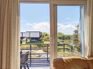 une porte donnant sur un balcon avec vue sur une voiture dans l'établissement 6 Avocet Quay, Emsworth, à Emsworth