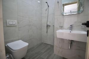 Koupelna v ubytování "Vision 4 Ksamil" Villa - Apartments and Rooms + 39 fotografií