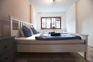 Schlafzimmer mit einem Bett und einem Fenster in der Unterkunft Ferienwohnung am Schwimmbachtal in Georgenthal