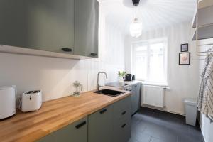 Kuchyňa alebo kuchynka v ubytovaní Chic 1-Bed Apt by Canal Walk to Historic Centre