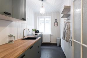 Kuchyňa alebo kuchynka v ubytovaní Chic 1-Bed Apt by Canal Walk to Historic Centre