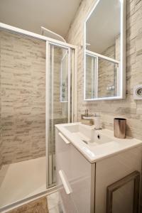 a white bathroom with a sink and a shower at LES PERLES AMIÉNOISES ☆ WHITE PEARL ☆ HYPER CENTRE ☆ in Amiens