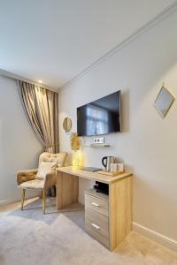 a home office with a desk and a tv at LES PERLES AMIÉNOISES ☆ WHITE PEARL ☆ HYPER CENTRE ☆ in Amiens