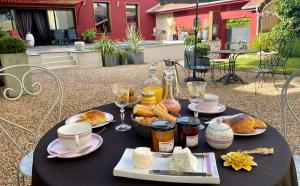 uma mesa preta com comida e taças de vinho em Chambres d'Hôte Le Clos de L'Argolay em Charolles