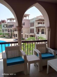 Imagen de la galería de Romantic chalet between swimming pools and close to the seashore, en Áqaba