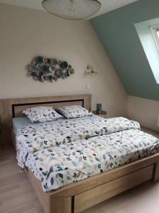 een slaapkamer met een bed en een plafond bij Logement douillet neuf L'INDIAN in Dossenheim-sur-Zinsel
