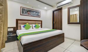 Säng eller sängar i ett rum på Itsy By Treebo - K K Residency Staywell