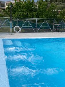 una piscina azul con nubes en el agua en Appartamenti Alice, en Lazise