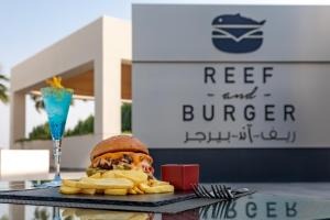 Makanan di atau berdekatan resort