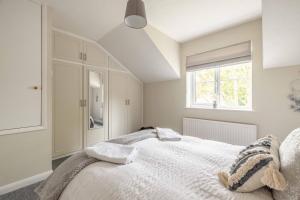 A bed or beds in a room at Windsor Burnham Ascot Haven Sleeps 4