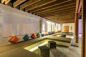 Ruang duduk di Sealine Beach, a Murwab Resort
