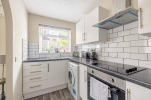 Kuchyňa alebo kuchynka v ubytovaní Windsor Burnham Ascot Haven Sleeps 4