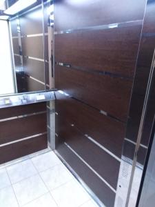eine Dusche mit Glastür in einem Zimmer in der Unterkunft Apartman Radmanovac 2 in Vrnjačka Banja