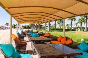 Ruang duduk di Sealine Beach, a Murwab Resort