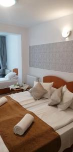 Postel nebo postele na pokoji v ubytování M7 Villa Bed& Bistro