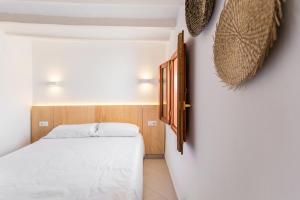a bedroom with a white bed in a room at Mayor 7 by Seaward Suites in Villajoyosa