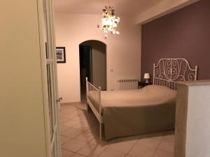sypialnia z łóżkiem i żyrandolem w obiekcie B&B VENTO DELL'EST w mieście Potenza Picena