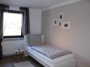 Gasthof Ruckriegel في Seybothenreuth: سرير في غرفة مع نافذة