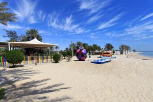 Pantai di atau dekat dengan resort