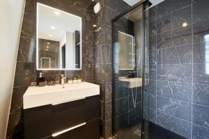 a bathroom with a sink and a mirror at Blakpearl Hyper Centre Gare Parking in Amiens +9 photos