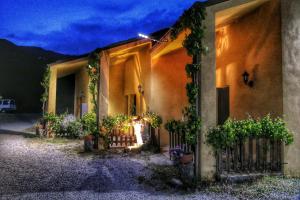dom z roślinami na boku w nocy w obiekcie Villaggio dei Balocchi w mieście Castelbuono