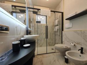 y baño con lavabo, aseo y ducha. en Porta Romana Gold Suite en Milán