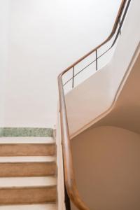 un conjunto de escaleras con barandilla metálica en Pizarro by Seaward Suites en Villajoyosa