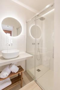 bagno bianco con lavandino e doccia di Pizarro by Seaward Suites a Villajoyosa