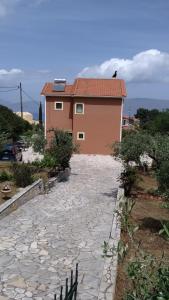 una casa con una pasarela de piedra junto a un edificio en Villa Eleftheria en Karavomylos