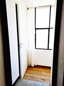 Habitación vacía con ventana y puerta en Apartment 1913 en Ponticelli