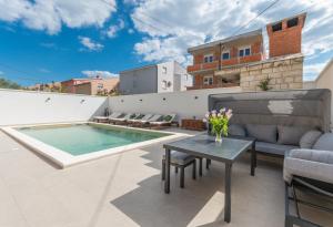Bazén v ubytování Apartment Pavla with pool nebo v jeho okolí