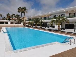 duży basen przed budynkiem w obiekcie La Casita del Sol w Corralejo