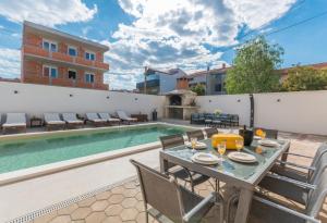 Bazén v ubytování Apartment Pavla with pool nebo v jeho okolí