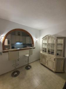 uma cozinha com um balcão e um armário num quarto em Vista Divina em Cumbre del Sol