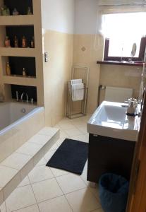 ein Badezimmer mit einem Waschbecken und einer Badewanne in der Unterkunft Victoria Aparts Karpacz in Karpacz