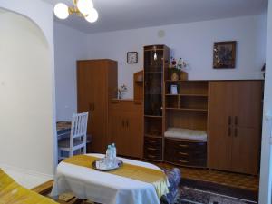 salon ze stołem oraz pokój z szafką w obiekcie Apartament w Centrum Chełma w mieście Chełm