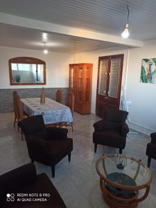 a dining room with a table and chairs at La Wans reposante F3 in Saint-Pierre