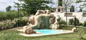 The swimming pool at or close to COMPLEJO RURAL TORRES Y NAVAS