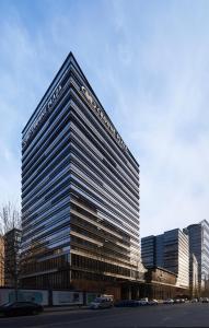 青岛青岛金水皇冠假日酒店的一座高大的办公室大楼,有很多窗户