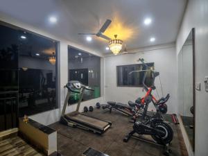 een fitnessruimte met een loopband en een fiets in een kamer bij Shrikrishna Studio Goa in Goa Velha