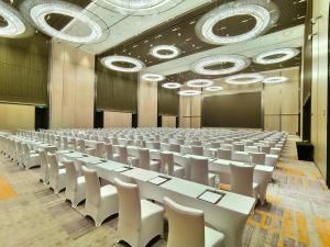 青岛金水皇冠假日酒店商务区和/或会议室