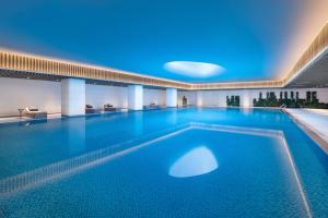 The swimming pool at or close to Crowne Plaza Qingdao Jinshui, an IHG Hotel