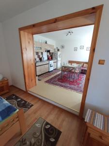 mit Blick auf eine Küche und ein Esszimmer mit einem Spiegel in der Unterkunft Agro privat in Hrabušice
